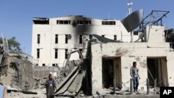 Les agents de sécurité afghanes inspectent le site de l'attaque suicide à Kaboul, en Afghanistan, le mardi 6 septembre 2016. (AP Photo / Rahmat Gul)
