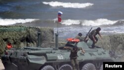 រូបឯកសារ៖ ទាហានជើង​ទឹក​រុស្ស៊ី​កំពុង​ចុះ​ចេញ​ពី​រថពាសដែក​ នៅ ​Kaspiysk ប្រទេស​រុស្ស៊ី។