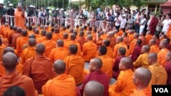 The monks were stopped by security forces, who had blocked the roads surrounding the palace. The monks then sat in front of the barricades, meditating for hours, into evening. 