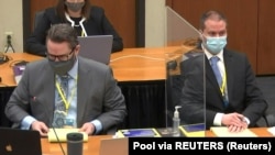 Mantan polisi Mineapolis, Derek Chauvin, didampingi pengacaranya Eric Nelson dalam persidangan kasus kematian George Floyd di Minneapolis, Minnesota, 31 Maret 2021.