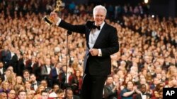 John Lithgow accepte un prix lors de la 69ème édition des Emmy Awards, le 17 septembre 2017, au Microsoft Theatre à Los Angeles.