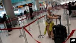 Para penumpang di bandara internasional Miami, Florida (foto: dok). Penjualan tiket pesawat turun tajam sejak akhir 2021 dipicu oleh kekhawatiran terhadap varian Omicron. 