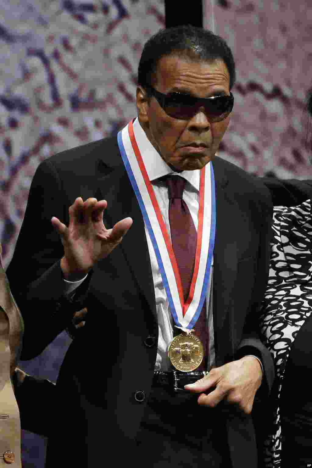 Muhammad Ali melambaikan tangannya setelah mendapat medali Liberty atas kerja sosialnya, dalam upacara di National Constitution Center, 13 September 2012, di Philadelphia. (AP/Matt Rourke)