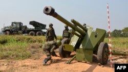 Des soldats des forces armées de la République démocratique du Congo (FARDC) installent une pièce d'artillerie mobile à Matombo, à 35 km au nord de Beni, au Nord Kivu, le 13 janvier 2018.