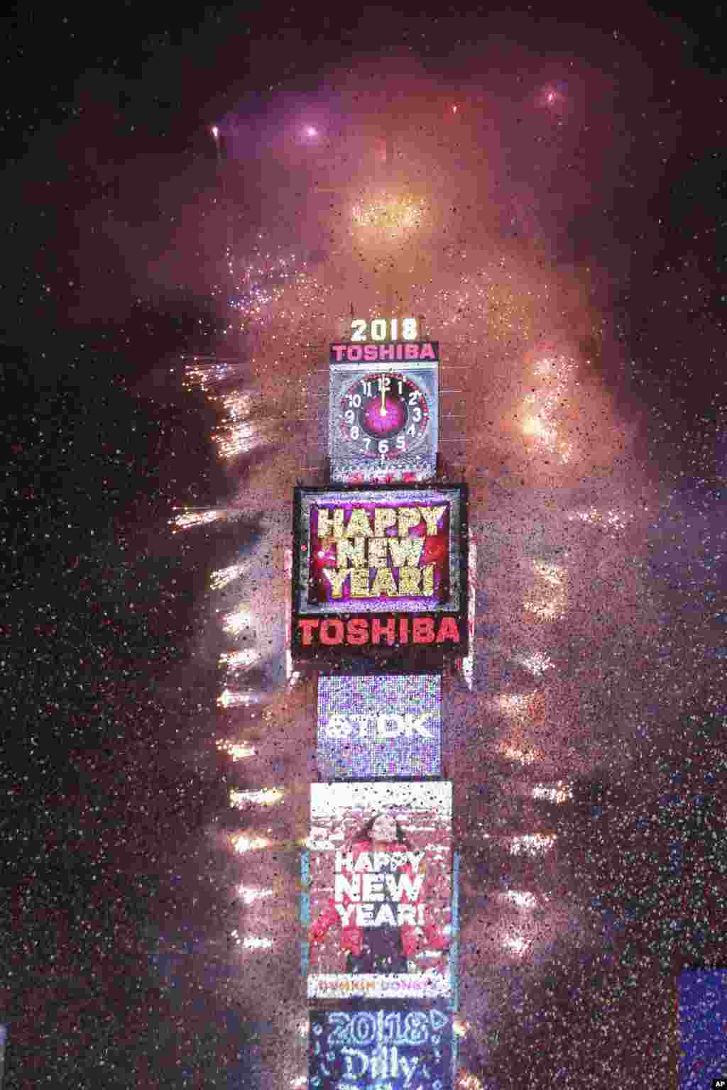 纽约时报广场，水晶球下落，烟花璀璨，彩带飞舞，2018年来临。