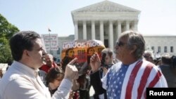 Amurkawa biyu mai goyon baya da kuma adawa kan dokar da Arizona ta kafa kan bakin haure suke musayar ra'ayi kan batun.