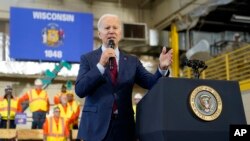 조 바이든 미국 대통령이 8일 위스콘신주 드포레스트에 있는 '북미노동자국제노조' 훈련센터에서 연설하고 있다. 