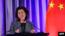 资料照：美国商务部长雷蒙多在旧金山举行的亚太经合组织领导人峰会期间就美中关系发表讲话。（2023年11月15日）