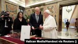 Perdana Menteri Lebanon Najib Mikati bertemu Paus Fransiskus di Vatikan, 25 November 2021.