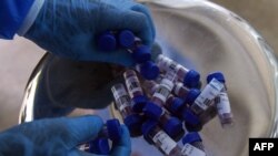 ARHIVA, ILUSTRACIJA - Uzorci uzeti od ljudi za testiranje na prisustvo koronavirusa. (Foto: AFP/Rizwan Tabassum)