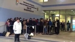 港大罢课学生在校委会例会外抗议