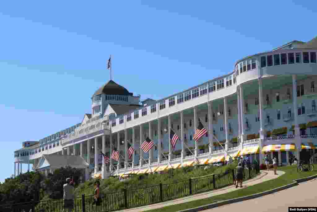 Grand Hotel Mackinac adasında tarixi hotel və sahil istirahət resortudur. Cəmi 93 günə inşa edilən edilən bu hotel 1887-ci il iyulun 10-da istifadəyə verilib. Emil Quliyev - VOA
