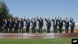 រូបឯកសារ៖ អតីត​ប្រធានាធិបតី​សហរដ្ឋ​អាមេរិក (កណ្តាល) និង​មេដឹកនាំ​អាស៊ាន​ដែល​មាន​ដប់​ប្រទេស ថតរូប​រួម​គ្នា​នៅ​រមណីយដ្ឋាន​លំហែ​កាយ​ សាន់នីឡែន ក្នុង​សង្កាត់​ Rancho Mirage​ រដ្ឋ California នៅ​ថ្ងៃទី ១៦ ខែកុម្ភៈ ឆ្នាំ២០១៦។ 