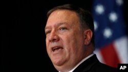 마이크 폼페오 장관이 18일 미시간주 ‘디트로이트 경제 클럽’에서 열린 행사에서 연설하고 있다. 