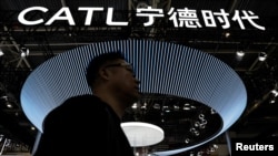 (资料照)北京国际汽车展上电池制造公司宁德时代的标志。（路透社，2024年4月25日）
