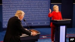 미국 대통령 선거에 출마한 도널드 트럼프 공화당 후보(왼쪽)와 힐러리 클린턴 민주당 후보가 26일 뉴욕에서 첫 토론회를 가졌다.