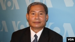 រូបឯកសារ៖ លោក​ ប្រាក់ សេរីវុឌ្ឍ​ ប្រធាន​សហព័ន្ធ​ខ្មែរកម្ពុជា​ក្រោម​ ធ្វើ​ទស្សនកិច្ច​នៅ​ការិយាល័យ VOA ក្នុង​រដ្ឋធានី​វ៉ាស៊ីនតោន។ (សឹង សុផាត/VOA)