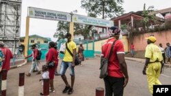 មនុស្ស​ខ្លះ​ពាក់​ម៉ាស​នៅ​ពេល​ពួក​គេ​ដើរ​នៅ​ជិត​មន្ទីរ​ពេទ្យ​ធំ នៃ​ទីក្រុង​យុនដេ ប្រទេស​កាមេរូន កាល​ពី​ថ្ងៃ​ទី ៦ មីនា ២០២០។