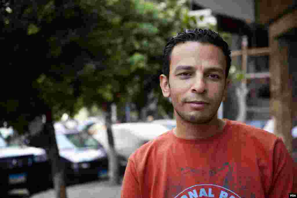 Mahmoud, penjaga pintu di Kairo, mengatakan &quot;Obama dapat membantu Mesir. Ia seorang pria yang baik, dan bangsa Mesir menyukainya. Ia dicintai di Kairo.&quot; (Y. Weeks/VOA) 