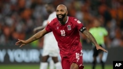 Emilio Nsue, de la Guinée équatoriale, célèbre son deuxième but lors du match du groupe A de la Coupe d'Afrique des Nations entre la Côte d'Ivoire et la Guinée équatoriale au stade olympique d'Ebimpe à Abidjan, en Côte d'Ivoire, le lundi 22 janvier 2024. (AP Photo/Sunday Alamba)