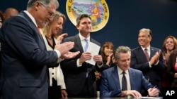 资料照片：加州州长纽森签署控枪法案。(2023年9月26日）