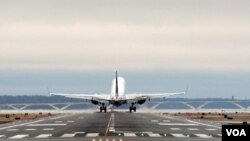 A passenger aircraft is taking off at Reagan Washington National Airport outside Washington, D.C. (Photo by Diaa Bekheet)