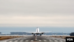 A passenger aircraft is taking off at Reagan Washington National Airport outside Washington, D.C. (Photo by Diaa Bekheet)