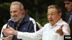 Presiden Kuba Raul Castro (kanan) bersama kakaknya, Fidel Castro (foto: dok). Pemerintah AS telah memasukkan Kuba sebagai daftar negara sponsor terorisme sejak tahun 1982.
