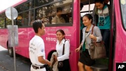 អ្នក​ដំណើរ​ចុះ​ពី​រថយន្ត​ក្រុង​រាជធានី​ភ្នំពេញ​កាល​ពី​ថ្ងៃ​ទី​៥ ខែ​កុម្ភៈ ឆ្នាំ​២០១៤។