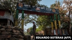 Un soldat éthiopien marche devant l'entrée du 5e bataillon du commandement nord de l'armée éthiopienne à Dansha, en Éthiopie, le 25 novembre 2020.