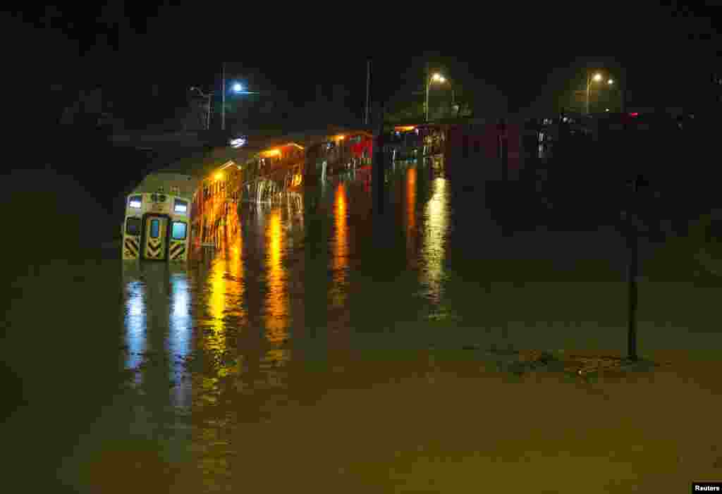 Sebuah kereta komuter, dengan para penumpang yang terjebak di dalamnya, terjebak dalam banjir akibat hujan badai berat di Toronto, Kanada.