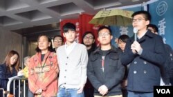 前学生领袖黄之锋(右一)等人周三在高等法院前与支持者见面