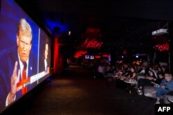 Trump-Harris tartışması ülkede birçok yerde kurulan dev ekranlarda ilgiyle izlendi.