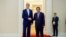 លោក John Kerry ថត​រូប​ជាមួយ​លោក​នាយករដ្ឋមន្ត្រី​ ហ៊ុន សែន នៅ​មុន​កិច្ច​ប្រជុំ​ទ្វេភាគី​​នៅ​វិមាន​សន្តិភាព​ក្រុង​ភ្នំពេញ​កាល​ពី​ថ្ងៃ​ទី​២៦ ខែ​មករា ឆ្នាំ​២០១៦។