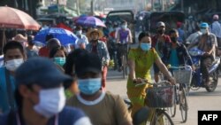 រូបឯកសារ៖ អ្នកធ្វើដំណើរពាក់ម៉ាស់អំឡុងពេលមានការរាតត្បាតជំងឺកូវីដ១៩ កាលពីថ្ងៃទី១៦ ខែឧសភា ឆ្នាំ២០២០។ 