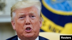 រូបឯកសារ៖ ប្រធានាធិបតីអាមេរិកលោក Donald Trump ឆ្លើយសំណួរពីក្រុមអ្នកសារព័ត៌មាន បន្ទាប់​ពីជំនួបជាមួយ​ប្រធានាធិបតី៉​រ៉ូម៉ានី នៅ​សេតវិមាន ក្រុងវ៉ាស៊ីនតោន កាលពីថ្ងៃទី២០ ខែសិហា ឆ្នាំ២០១៩។ 