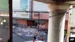 Penyelidik Kepolisian Nasional memeriksa lokasi ledakan Malam Tahun Baru di South Seas Mall, Cotabato, Filipina selatan, 31 Desember 2018.