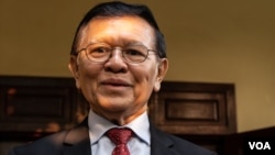 រូបឯកសារ៖ លោក កឹម សុខា ប្រធានគណបក្សសង្គ្រោះជាតិដែលត្រូវបានតុលាការរំលាយ និយាយ​ជាមួយ​អ្នក​សារព័ត៌មាន​នៅ​​គេហដ្ឋាន​របស់​លោក ​មុន​នឹង​ចេញ​ទៅ​សាលាដំបូង​រាជធានី​ភ្នំពេញ​ កាល​ពីថ្ងៃទី២២ ខែមករា ឆ្នាំ២០២០។ (ទុំ ម្លិះ/VOA)