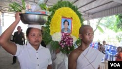 លោក ម៉ៅ​ សុខច័ន្ទ ​អាយុ​២៩ឆ្នាំ ​ជា​កម្មករ​សំណង់​ម្នាក់ ត្រូវ​បាន​គេ​បាញ់​ចំ​ក្បាល​ពី​ចម្ងាយ​បណ្តាល​ឲ្យ​ស្លាប់​នៅ​នឹង​កន្លែង​ក្នុង​ពេលផ្ទុះ​អំពើ​ហិង្សា​មួយ​រវាង​ប្រជា​ពលរដ្ឋ​និង​អាជ្ញាធរ​នៅ​ចំណុច​ស្ពាន​ច្បារ​អំពៅ​កាល​ពី​ល្ងាច​ថ្ងៃ​អាទិត្យ។ ​​ 