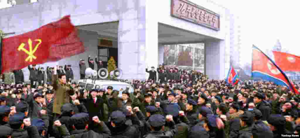 북한 김책공업종합대학 학생들이 장성택 숙청을 결정한 당정치국 확대회의 소식을 접하고 김정은 국방위원회 제1위원장에게 충성을 결의하고 있다.