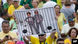 Une affiche montrant l'ancien président Luiz Inacio Lula da Silva en prison lors d'une manifestation à Rio de Janeiro, le 13 mars 2016