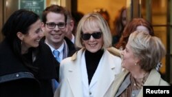 Kolumnistkinja I. Džin Kerol ispred federalne sudnice na Menhetnu, 26. januara 2024. (Foto: Rojters/Brendan Mcdermid)