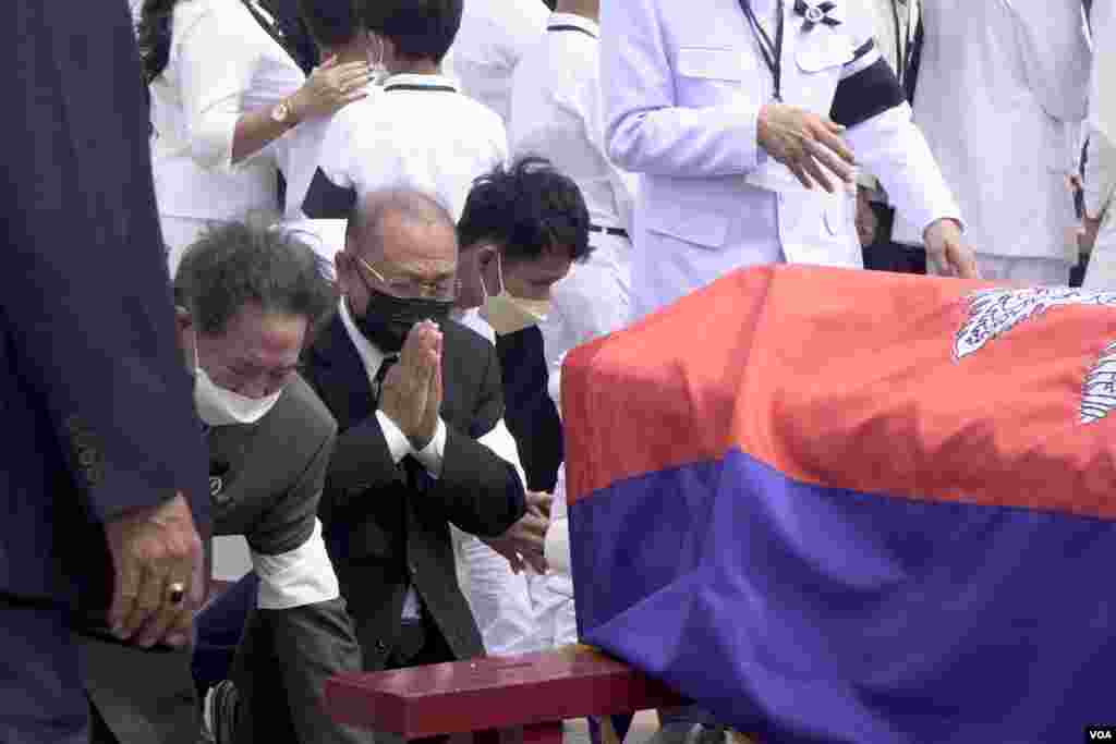 ព្រះសព​សម្តេច​ក្រុមព្រះ​ នរោត្តម​ រណឫទ្ធិ​ ត្រូវ​បាន​ដឹក​មក​ដល់​ព្រលាន​យន្តហោះ​អន្តរជាតិ​ភ្នំពេញ នៅថ្ងៃ​អាទិត្យ​ទី​៥​ ខែធ្នូ​ ឆ្នាំ​២០២១។​ (ហ៊ាន សុជាតា/វីអូអេ)