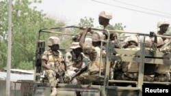 Sojoji Najeriya kusa da Maiduguri, Mayu 14, 2015.