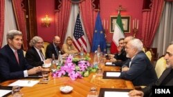 Menteri Luar Negeri AS John Kerry (paling kiri) dan Menteri Luar Negeri Iran Javad Zarif (kedua dari kanan).