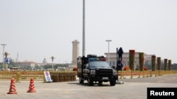 Sebuah kendaraan polisi di Lapangan Tiananmen, Beijing, China, 4 Juni 2019. (Foto: Reuters)