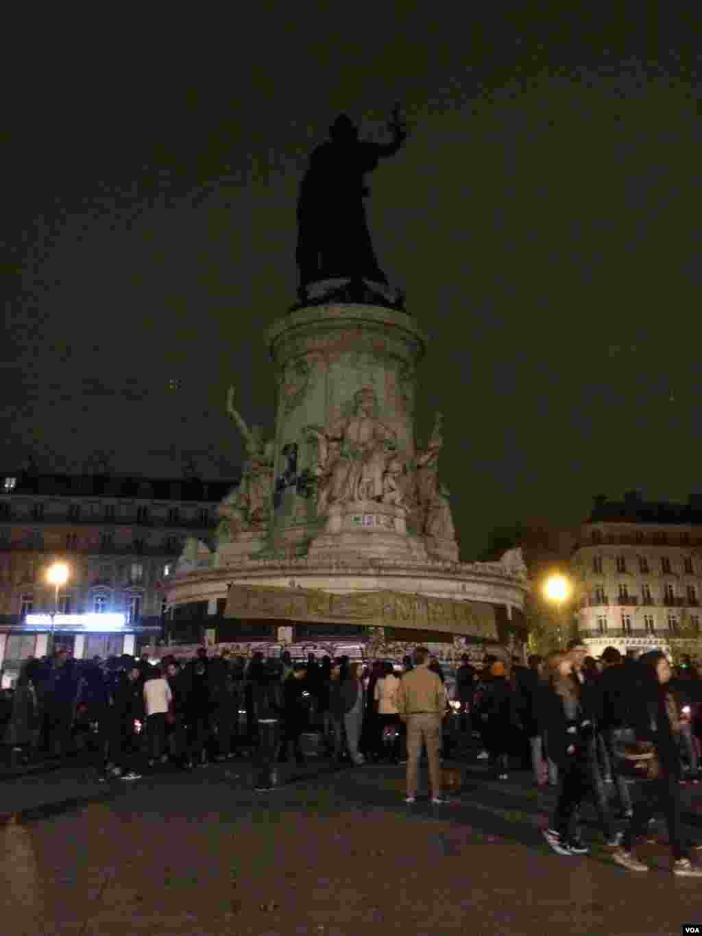 Mourners attend a candlelight vigil at Paris' Place de la Republique for the victims of Friday's terrorist attacks in the French capital, Nov. 14, 2015. (D. Schearf/VOA)