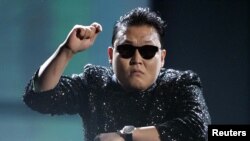 Artis pop Korea Selatan, Psy tampil dengan "Gangnam Style"-nya di acara American Music Awards ke-40 di Los Angeles, California, November 18, 2012. (Foto: dok)