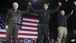 Mantan presiden Amerika, Bill Clinton (kiri), Presiden Barack Obama (tengah) dan kandidat senat dari Virginia, mantan Gubernur Tim Kaine berkampanye di arena Jiffy Lube, di Bristow, Virginia, Sabtu Malam (3/11)