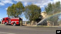 Sebuah mobil pemadam kebakaran berupaya memadamkan kebakaran di Masjid Palm Springs Islamic Center di Coachella, California (11/12).